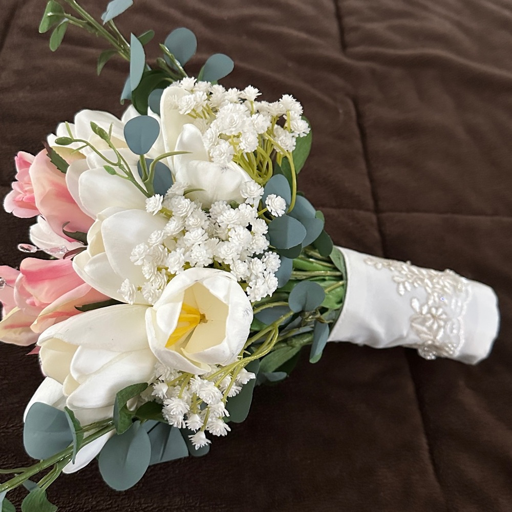 Elegant White and Pink Floral Bouquet